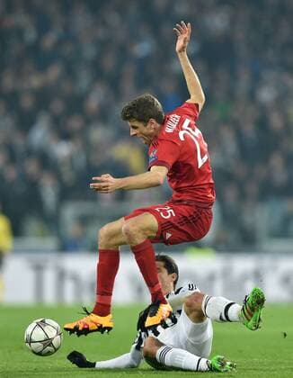FUSSBALL CHAMPIONS LEAGUE SAISON 2015 2016 ACHTELFINALE HINSPIEL Juventus Turin - FC Bayern Muenchen 23.02.2016 Thomas Mueller (FC Bayern Muenchen) kann sich durchsetzen 