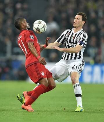 FUSSBALL CHAMPIONS LEAGUE SAISON 2015 2016 ACHTELFINALE HINSPIEL Juventus Turin - FC Bayern Muenchen 23.02.2016 Douglas Costa (li, FC Bayern Muenchen) gg Stephan Lichtsteiner (re, Juventus Turin) 