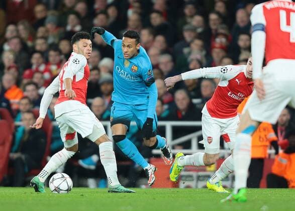 23.02.2016. Emirates Stadium, London, England. UEFA Champions League. Arsenal versus Barcelona. Barcelona Forward Neymar gets between Arsenal Defender H& xe9;ctor Beller& xed;n and Arsenal Midfielder Alex Oxlade-Chamberlain xMarkxKertonx  ActionPlus11710484