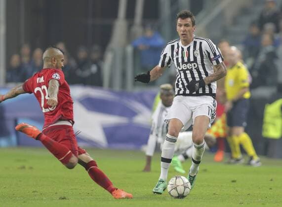 Arturo VIDAL, FCB 23 Zweikampf , Aktion um den Ball gegen Mario MANDZUKIC, JUVE 17 JUVENTUS TURIN - FC BAYERN MUENCHEN 2-2 Achtelfinale, Fussball UEFA Champions League, in Turin, Italien, 23.02.2016 CL Saison 2015 2016, FCB, Muenchen