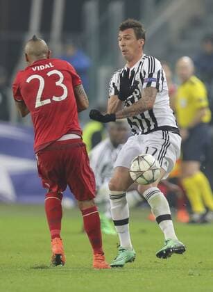 Arturo VIDAL, FCB 23 Zweikampf , Aktion um den Ball gegen Mario MANDZUKIC, JUVE 17 JUVENTUS TURIN - FC BAYERN MUENCHEN 2-2 Achtelfinale, Fussball UEFA Champions League, in Turin, Italien, 23.02.2016 CL Saison 2015 2016, FCB, Muenchen