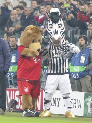 FCB Maskottchen BERNI Juve Maskottchen Jubel JUVENTUS TURIN - FC BAYERN MUENCHEN 2-2 Achtelfinale, Fussball UEFA Champions League, in Turin, Italien, 23.02.2016 CL Saison 2015 2016, FCB, Muenchen