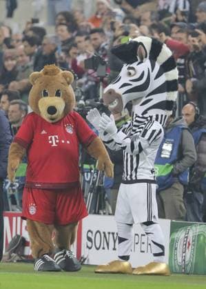 FCB Maskottchen BERNI Juve Maskottchen Jubel JUVENTUS TURIN - FC BAYERN MUENCHEN 2-2 Achtelfinale, Fussball UEFA Champions League, in Turin, Italien, 23.02.2016 CL Saison 2015 2016, FCB, Muenchen