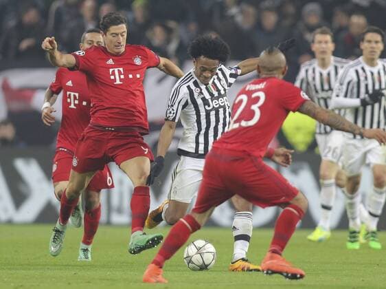 Robert LEWANDOWSKI, FCB 9 Zweikampf , Aktion um den Ball gegen Juan CUADRADO, JUVE 16 JUVENTUS TURIN - FC BAYERN MUENCHEN 2-2 Achtelfinale, Fussball UEFA Champions League, in Turin, Italien, 23.02.2016 CL Saison 2015 2016, FCB, Muenchen