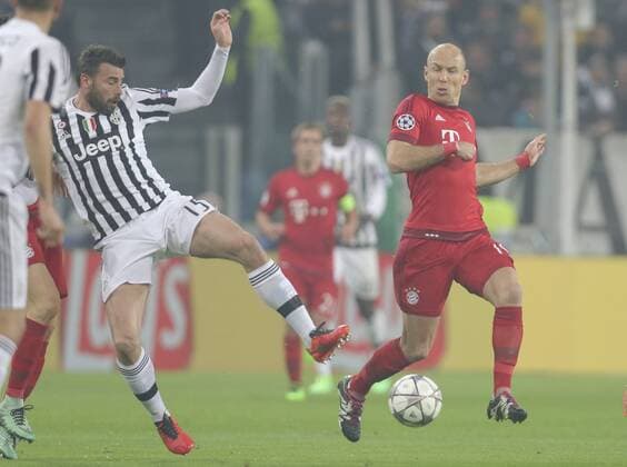 Arjen ROBBEN, FCB 10 Zweikampf , Aktion um den Ball gegen Andrea BARZAGLI, JUVE 15 JUVENTUS TURIN - FC BAYERN MUENCHEN 2-2 Achtelfinale, Fussball UEFA Champions League, in Turin, Italien, 23.02.2016 CL Saison 2015 2016, FCB, Muenchen