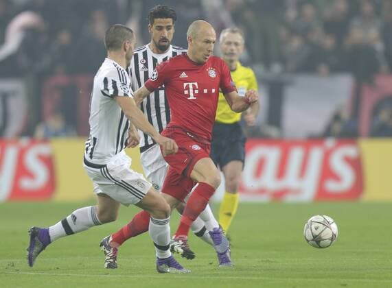 Arjen ROBBEN, FCB 10 Zweikampf , Aktion um den Ball gegen Sami KHEDIRA, JUVE 6 JUVENTUS TURIN - FC BAYERN MUENCHEN 2-2 Achtelfinale, Fussball UEFA Champions League, in Turin, Italien, 23.02.2016 CL Saison 2015 2016, FCB, Muenchen
