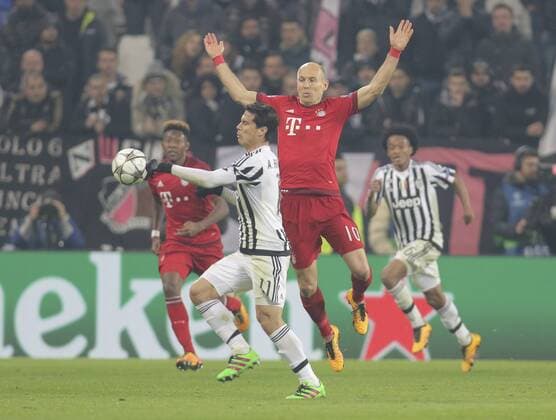 Arjen ROBBEN, FCB 10 Zweikampf , Aktion um den Ball gegen A.HERNANES, JUVE 11 JUVENTUS TURIN - FC BAYERN MUENCHEN 2-2 Achtelfinale, Fussball UEFA Champions League, in Turin, Italien, 23.02.2016 CL Saison 2015 2016, FCB, Muenchen