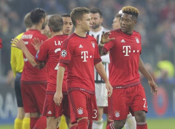 David ALABA, FCB 27 troestet Joshua KIMMICH, FCB 32 wegen seines Fehlers zum 2-2 JUVENTUS TURIN - FC BAYERN MUENCHEN 2-2 Achtelfinale, Fussball UEFA Champions League, in Turin, Italien, 23.02.2016 CL Saison 2015 2016, FCB, Muenchen