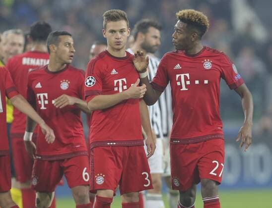David ALABA, FCB 27 troestet Joshua KIMMICH, FCB 32 wegen seines Fehlers zum 2-2 JUVENTUS TURIN - FC BAYERN MUENCHEN 2-2 Achtelfinale, Fussball UEFA Champions League, in Turin, Italien, 23.02.2016 CL Saison 2015 2016, FCB, Muenchen