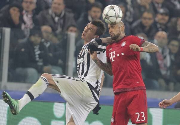 Arjen ROBBEN, FCB 10 Zweikampf , Aktion um den Ball gegen Mario MANDZUKIC, JUVE 17 im Kopfballduell JUVENTUS TURIN - FC BAYERN MUENCHEN 2-2 Achtelfinale, Fussball UEFA Champions League, in Turin, Italien, 23.02.2016 CL Saison 2015 2016, FCB, Muenchen