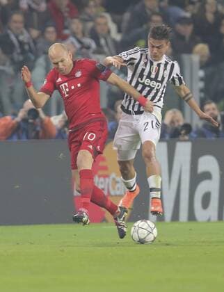 Arjen ROBBEN, FCB 10 Zweikampf , Aktion um den Ball gegen Paulo DYBALA, JUVE 21 JUVENTUS TURIN - FC BAYERN MUENCHEN 2-2 Achtelfinale, Fussball UEFA Champions League, in Turin, Italien, 23.02.2016 CL Saison 2015 2016, FCB, Muenchen