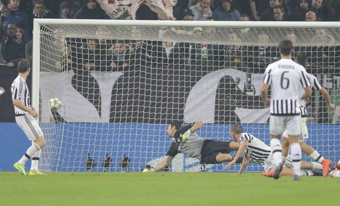 Gianluigi BUFFON, JUVE 1 bekommt das 0-2 Arjen ROBBEN, FCB 10 JUVENTUS TURIN - FC BAYERN MUENCHEN 2-2 Achtelfinale, Fussball UEFA Champions League, in Turin, Italien, 23.02.2016 CL Saison 2015 2016, FCB, Muenchen