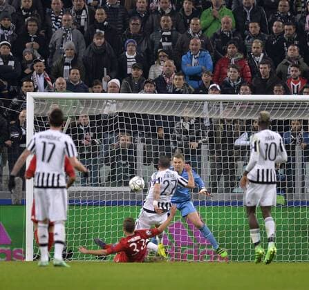 23.02.2016, Fussball Championsleague 2015 2016, Achtelfinale, Juventus Turin - FC Bayern München, in der Juventus Arena, Turin (Italien). Stefano Sturaro (mitte, Turin) Torschuss zum 2:2. Ausgleich gegen Torwart Manuel Neuer (FC Bayern München), Joshua Kimmich (FC Bayern München) liegt geschlagen am Boden, 