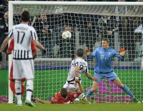 23.02.2016, Fussball Championsleague 2015 2016, Achtelfinale, Juventus Turin - FC Bayern München, in der Juventus Arena, Turin (Italien). Stefano Sturaro (mitte, Turin) Torschuss zum 2:2. Ausgleich gegen Torwart Manuel Neuer (re, FC Bayern München), Joshua Kimmich (FC Bayern München) liegt geschlagen am Boden, 