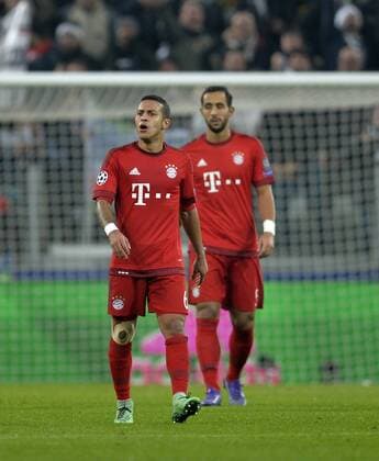 23.02.2016, Fussball Championsleague 2015 2016, Achtelfinale, Juventus Turin - FC Bayern München, in der Juventus Arena, Turin (Italien). v.li: Thiago (FC Bayern München) und Mehdi Benatia (FC Bayern München) unzufrieden. 