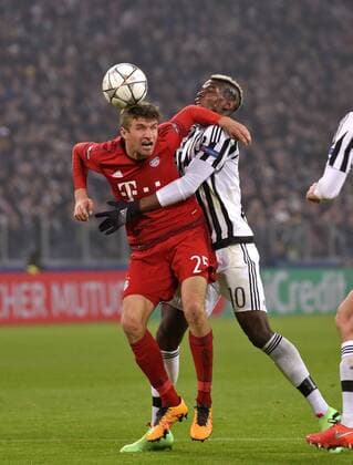 23.02.2016, Fussball Championsleague 2015 2016, Achtelfinale, Juventus Turin - FC Bayern München, in der Juventus Arena, Turin (Italien). v.li: Thomas Müller (FC Bayern München) gegen Paul Pogba (Turin). 