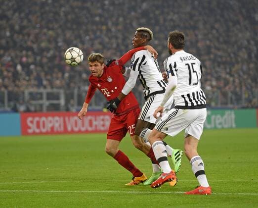 23.02.2016, Fussball Championsleague 2015 2016, Achtelfinale, Juventus Turin - FC Bayern München, in der Juventus Arena, Turin (Italien). v.li: Thomas Müller (FC Bayern München) gegen Paul Pogba (Turin). 