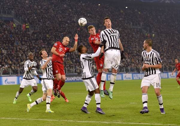 23.02.2016, Fussball Championsleague 2015 2016, Achtelfinale, Juventus Turin - FC Bayern München, in der Juventus Arena, Turin (Italien). v.li: Arjen Robben (FC Bayern München), Joshua Kimmich (FC Bayern München), Mario Mandzukic (Turin), Leonardo Bonucci (Turin). 