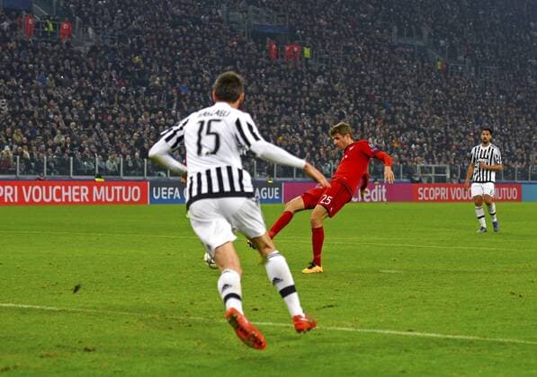 23.02.2016, Fussball Championsleague 2015 2016, Achtelfinale, Juventus Turin - FC Bayern München, in der Juventus Arena, Turin (Italien). Torschuss zum 1:0 von Thomas Müller (re, FC Bayern München). 