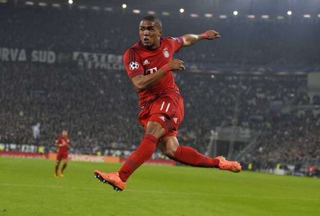 23.02.2016, Fussball Championsleague 2015 2016, Achtelfinale, Juventus Turin - FC Bayern München, in der Juventus Arena, Turin (Italien). Douglas Costa (FC Bayern München) zieht ab. 