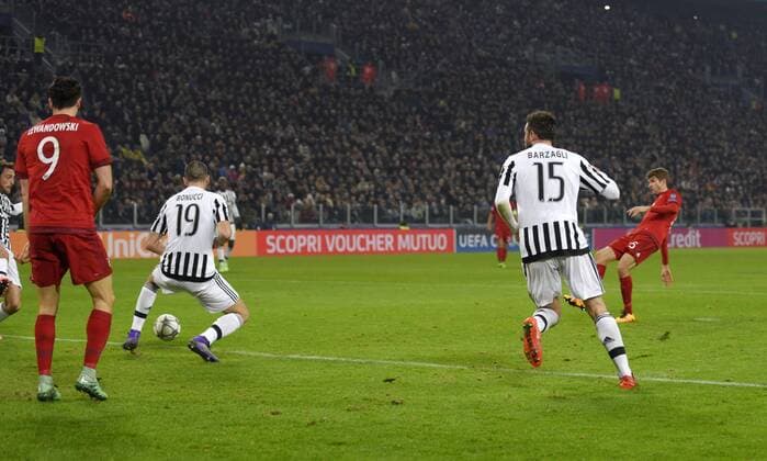 23.02.2016, Fussball Championsleague 2015 2016, Achtelfinale, Juventus Turin - FC Bayern München, in der Juventus Arena, Turin (Italien). Torschuss zum 1:0 von Thomas Müller (re, FC Bayern München). 
