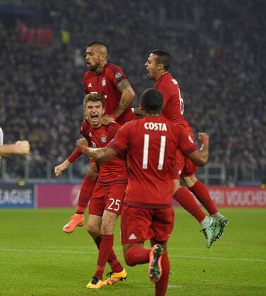 23.02.2016, Fussball Championsleague 2015 2016, Achtelfinale, Juventus Turin - FC Bayern München, in der Juventus Arena, Turin (Italien). Torjubel Thomas Müller (FC Bayern München) mit Arturo Vidal (FC Bayern München). 