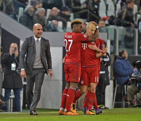 23.02.2016, Fussball Championsleague 2015 2016, Achtelfinale, Juventus Turin - FC Bayern München, in der Juventus Arena, Turin (Italien). Torjubel Arjen Robben (FC Bayern München), v.li: Trainer Pep Guardiola (FC Bayern München), David Alaba (FC Bayern München), Arjen Robben (FC Bayern München), 