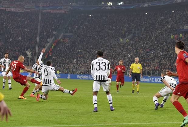 23.02.2016, Fussball Championsleague 2015 2016, Achtelfinale, Juventus Turin - FC Bayern München, in der Juventus Arena, Turin (Italien). Torschuss Arjen Robben (li, FC Bayern München) zum 2:0. 