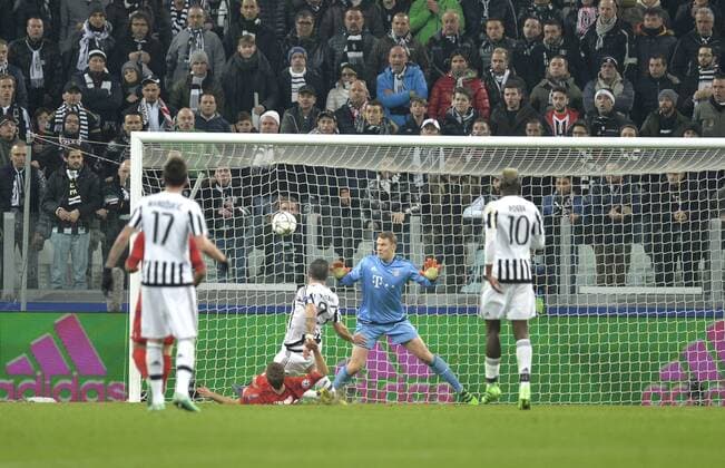 23.02.2016, Fussball Championsleague 2015 2016, Achtelfinale, Juventus Turin - FC Bayern München, in der Juventus Arena, Turin (Italien). Torschuss zum 2:2 von Stefano Sturaro (Turin), Torwart Manuel Neuer (re, FC Bayern München) und Joshua Kimmich (FC Bayern München) ohne Chance. 