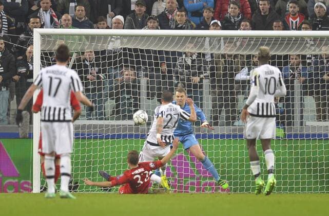 23.02.2016, Fussball Championsleague 2015 2016, Achtelfinale, Juventus Turin - FC Bayern München, in der Juventus Arena, Turin (Italien). Torschuss zum 2:2 von Paulo Dybala (mitte, Turin). Torwart Manuel Neuer (re, FC Bayern München) und Joshua Kimmich (FC Bayern München) ohne Chance. 
