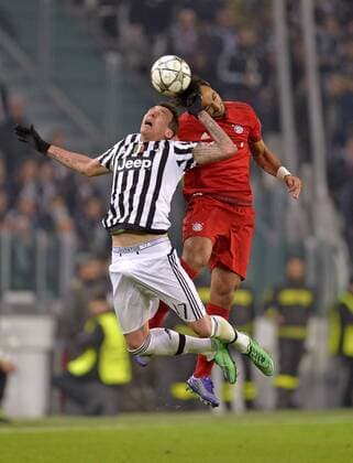 23.02.2016, Fussball Championsleague 2015 2016, Achtelfinale, Juventus Turin - FC Bayern München, in der Juventus Arena, Turin (Italien). v.li: Mario Mandzukic (Turin) gegen Mehdi Benatia (FC Bayern München). 