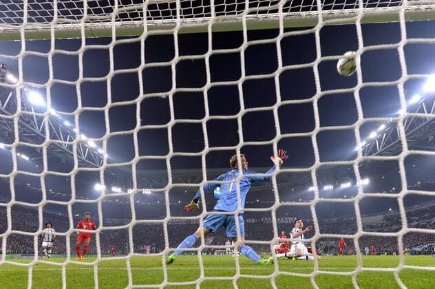 23.02.2016, Fussball Championsleague 2015 2016, Achtelfinale, Juventus Turin - FC Bayern München, in der Juventus Arena, Turin (Italien). Stefano Sturaro (re, Turin) Torschuss zum 2:2. Ausgleich gegen Torwart Manuel Neuer (li, Bayern München), Joshua Kimmich (FC Bayern München) liegt geschlagen am Boden, 