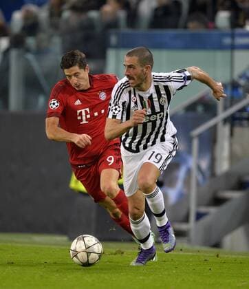 23.02.2016, Fussball Championsleague 2015 2016, Achtelfinale, Juventus Turin - FC Bayern München, in der Juventus Arena, Turin (Italien). v.li: Robert Lewandowski (FC Bayern München) gegen Leonardo Bonucci (Turin). 