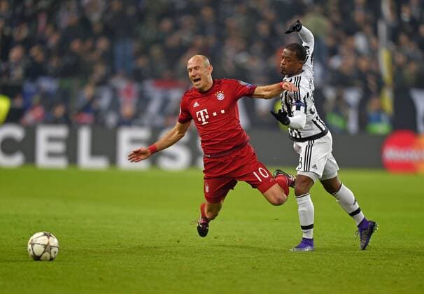 23.02.2016, Fussball Championsleague 2015 2016, Achtelfinale, Juventus Turin - FC Bayern München, in der Juventus Arena, Turin (Italien). v.li: Arjen Robben (FC Bayern München) gegen Giorgio Chiellini (Turin). 