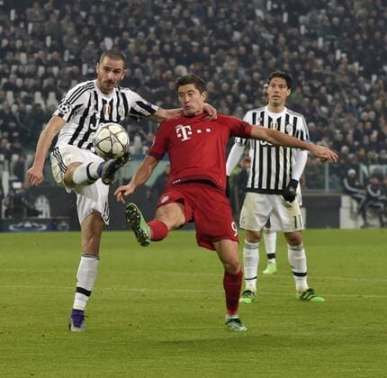23.02.2016, Fussball Championsleague 2015 2016, Achtelfinale, Juventus Turin - FC Bayern München, in der Juventus Arena, Turin (Italien). v.li: Leonardo Bonucci (Turin) gegen Robert Lewandowski (FC Bayern München). 
