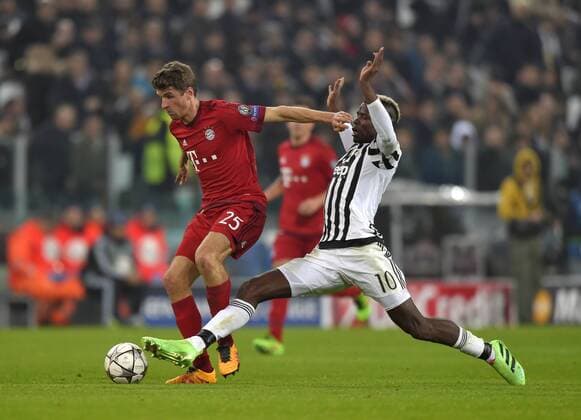 23.02.2016, Fussball Championsleague 2015 2016, Achtelfinale, Juventus Turin - FC Bayern München, in der Juventus Arena, Turin (Italien). v.li: Thomas Müller (FC Bayern München) gegen Paul Pogba (Turin). 