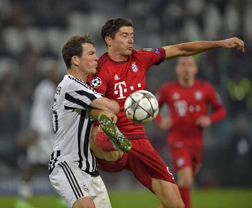 23.02.2016, Fussball Championsleague 2015 2016, Achtelfinale, Juventus Turin - FC Bayern München, in der Juventus Arena, Turin (Italien). v.li: Stephan Lichtsteiner (Turin) gegen Robert Lewandowski (FC Bayern München). 