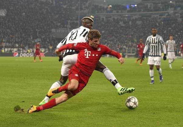 23.02.2016, Fussball Championsleague 2015 2016, Achtelfinale, Juventus Turin - FC Bayern München, in der Juventus Arena, Turin (Italien). v.li: Paul Pogba (Turin) gegen Thomas Müller (FC Bayern München). 