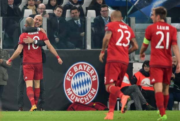 FUSSBALL CHAMPIONS LEAGUE SAISON 2015 2016 ACHTELFINAL HINSPIEL Juventus Turin - FC Bayern Muenchen 23.02.2016 JUBEL FC Bayern Muenchen; Torschuetze zum 2-0 Arjen Robben (li) wird von Trainer Pep Guardiola (li hinten) umarmt 