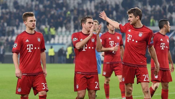 FUSSBALL CHAMPIONS LEAGUE SAISON 2015 2016 ACHTELFINAL HINSPIEL Juventus Turin - FC Bayern Muenchen 23.02.2016 Enttaeuschung Bayern Muenchen; Joshua Kimmich, Philipp Lahm und Thomas Mueller (v.li.) 
