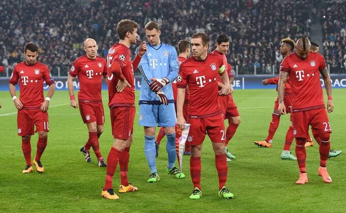 FUSSBALL CHAMPIONS LEAGUE SAISON 2015 2016 ACHTELFINAL HINSPIEL Juventus Turin - FC Bayern Muenchen 23.02.2016 Das Team des FC Bayern Muenchen stellt sich fuer das Teambild vor dem Spiel auf; Juan Bernat, Arjen Robben, Thomas Mueller, Torwart Manuel Neuer, Philipp Lahm, Robert Lewandowski, David Alaba und Arturo Vidal (v.li.) 