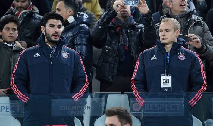 FUSSBALL CHAMPIONS LEAGUE SAISON 2015 2016 ACHTELFINAL HINSPIEL Juventus Turin - FC Bayern Muenchen 23.02.2016 Serdar Tasci (li, FC Bayern Muenchen) und Sebastian Rode (FC Bayern Muenchen) nicht im Kader nur auf der Tribuene 