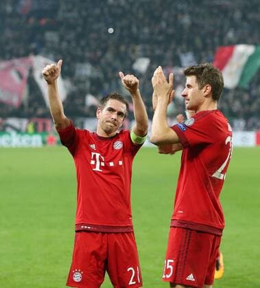 FUSSBALL CHAMPIONS LEAGUE SAISON 2015 2016 ACHTELFINAL HINSPIEL Juventus Turin - FC Bayern Muenchen 23.02.2016 Dank an die FC Bayern Fans im Juve Stadion; Philipp Lahm (li) nach seinem 100 . CHL Spiel mit Thomas Mueller (li) 