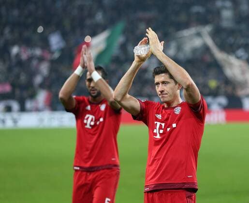 FUSSBALL CHAMPIONS LEAGUE SAISON 2015 2016 ACHTELFINAL HINSPIEL Juventus Turin - FC Bayern Muenchen 23.02.2016 Dank an die FC Bayern Fans im Juve Stadion; Robert Lewandowski (re) und Mehdi Benatia (hinten li.) 