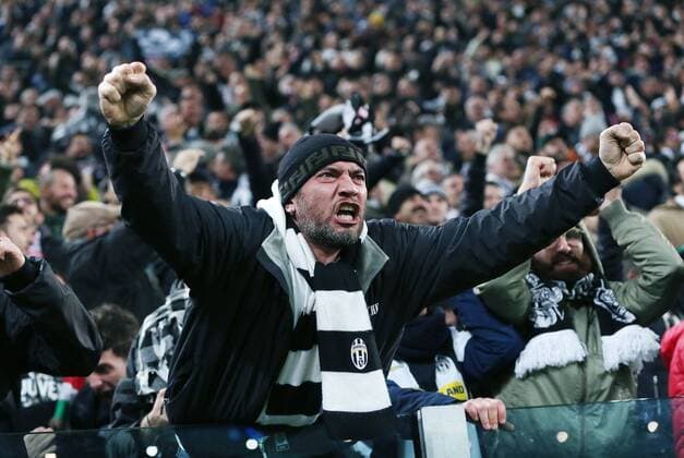 FUSSBALL CHAMPIONS LEAGUE SAISON 2015 2016 ACHTELFINAL HINSPIEL Juventus Turin - FC Bayern Muenchen 23.02.2016 Juventus Turin Fan jubelt nach dem Tor zum 2-2 Ausgleich 