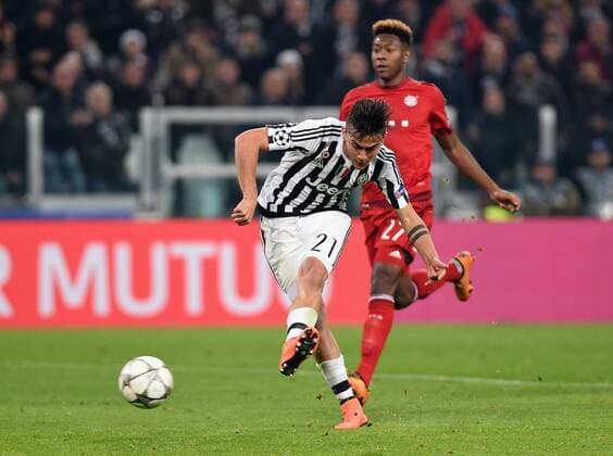 FUSSBALL CHAMPIONS LEAGUE SAISON 2015 2016 ACHTELFINAL HINSPIEL Juventus Turin - FC Bayern Muenchen 23.02.2016 Paulo Dybala (vorn, Juventus Turin) erzielt gegen David Alaba (FC Bayern Muenchen) das Tor zum 2-2 Ausgleich 