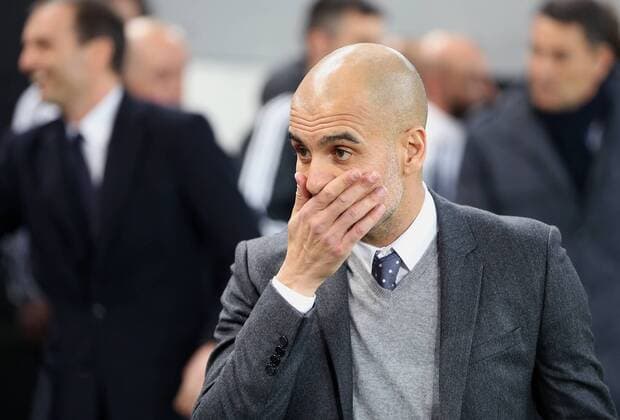 FUSSBALL CHAMPIONS LEAGUE SAISON 2015 2016 ACHTELFINAL HINSPIEL Juventus Turin - FC Bayern Muenchen 23.02.2016 Enttaeuschung FC Bayern Muenchen; Trainer Pep Guardiola mit der Hand vor dem Gesicht 
