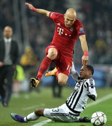 Arjen Robben (Top) of Bayern Munich vies with Patrice Evra of Juventus during their first leg of round 16 of the Eurpean Champions League soccer match in Turin, Italy, Feb. 23, 2016. The match ended with a 2-2 draw. ) (SP)ITALY-TURIN-SOCCER-UEFA CHAMPIONS LEAGUE-JUVENTUS VS BAYERN MUNICH AlbertoxLingria 