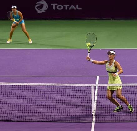 Zheng Saisai (R) and Xu Yifan of China compete during their women s doubles second round match against Martina Hingis of Switzerland and Sania Mirza of India at the WTA Tennis Damen Qatar Open 2016 in Doha, Qatar, Feb. 23, 2016. Martina Hingis and Sania Mirza won 2-1. ) (SP)QATAR-DOHA-TENNIS-QATAR OPEN 2016-WOMEN S DOUBLES Nikku 