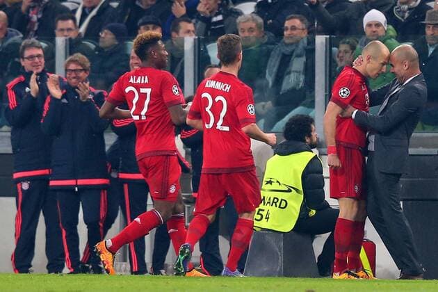 Turin Arjen Robben (FC Bayern Muenchen) rechts Trainer Pep Guardiola (FC Bayern Muenchen) jubel nach dem 0:2, Juventus FC vs.FC Bayern Muenchen, Fussball, Champions League Achtelfinale, 23.02.2016, Copyright: Langer Eibner-Pressefoto EP_HLR